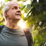 Caminhada depois dos 50 para os homens é bom para o coração