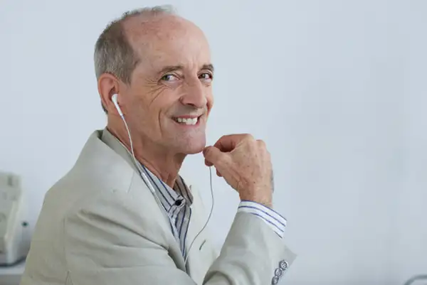 Homem experiente, tomando decisão, economia de prata