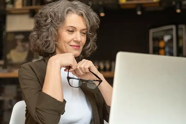 Mulher acima de 50 anos também produz, economia de prata