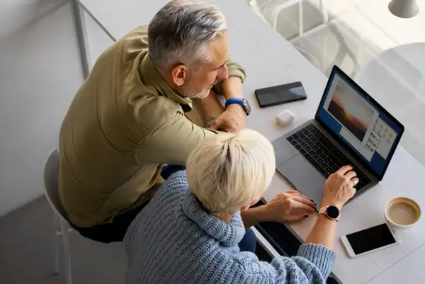 Seniors trabalhando, economia de prata