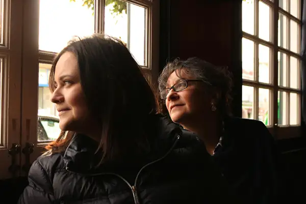 Mãe e filha, amor e decisão em conjunto, culpa asilo