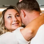 casal abraçado pensando amor Casal se olhando libido desaperece