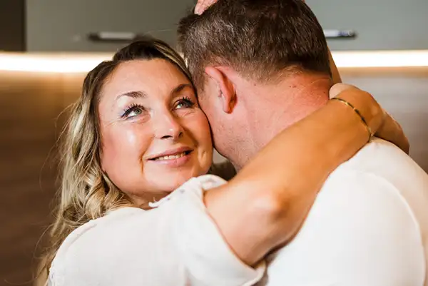 casal abraçado pensando amor Casal se olhando libido desaperece