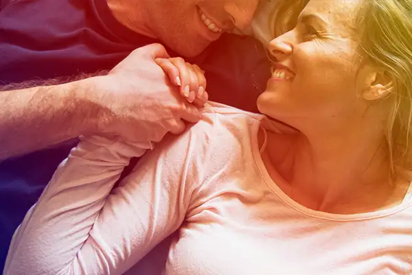 Amor entre duas pessoas Casal se olhando libido desaperece