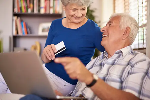 Casal idoso viajando, longevidade vida real