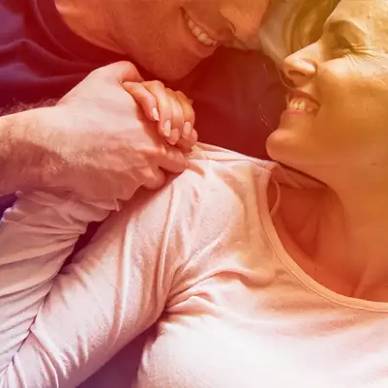 Amor entre duas pessoas Casal se olhando libido desaperece